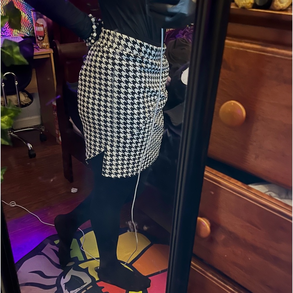 CHECKERED SKIRT🏁

BRAND🔤: N/A 
SIZE📏: MEDIUM 
3% ELASTANE🧬 97% POLYESTER🧬